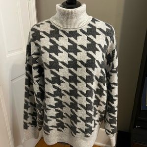 Vince Camuto Women's Gray Houndstooth Turtle Neck Sweater Sz. M